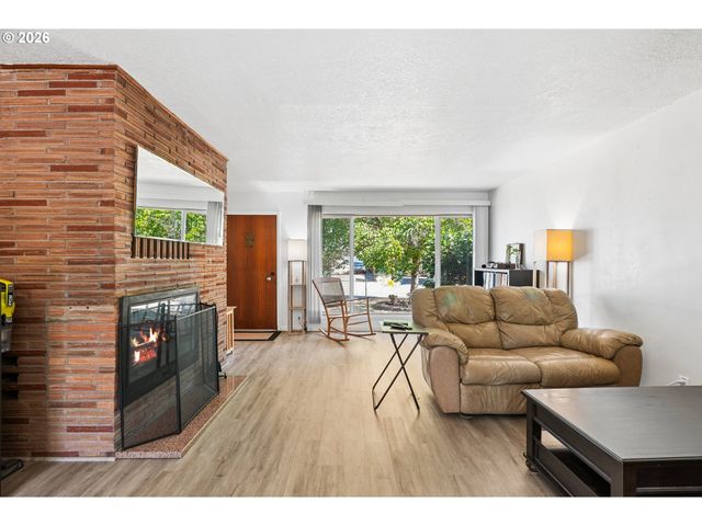 12406 Se RAYMOND St, Portland, OR 97236