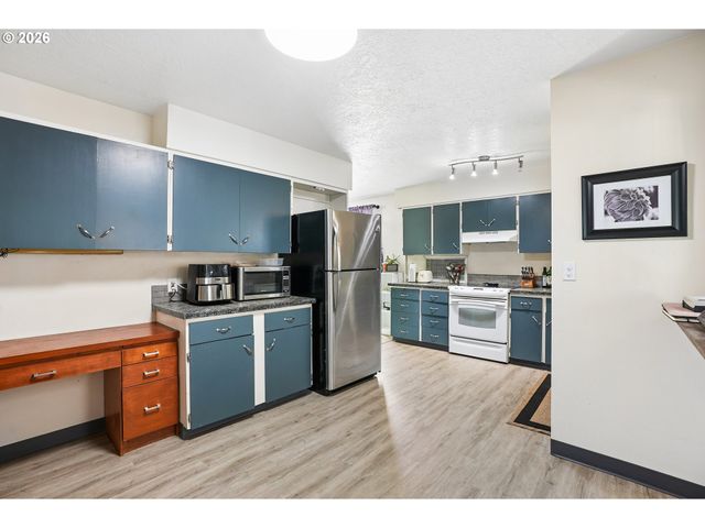 12406 Se RAYMOND St, Portland, OR 97236
