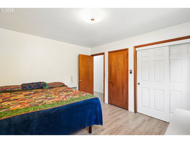 12406 Se RAYMOND St, Portland, OR 97236