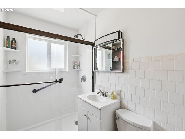 12406 Se RAYMOND St, Portland, OR 97236