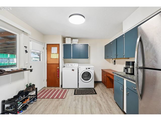 12406 Se RAYMOND St, Portland, OR 97236