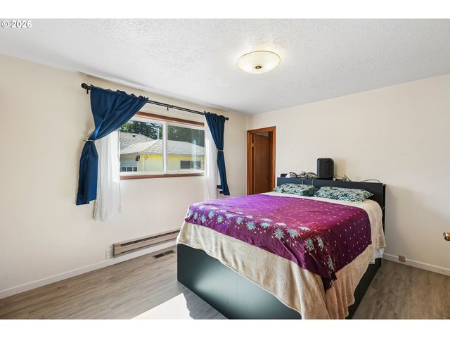 12406 Se RAYMOND St, Portland, OR 97236