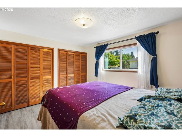 12406 Se RAYMOND St, Portland, OR 97236