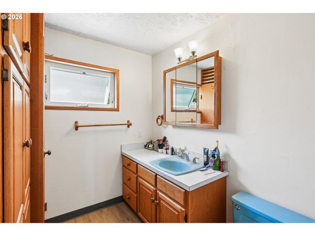 12406 Se RAYMOND St, Portland, OR 97236