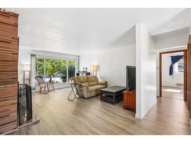 12406 Se RAYMOND St, Portland, OR 97236
