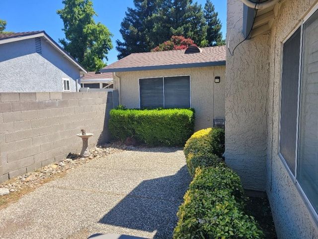 7407 Sunborough Ln, Sacramento, CA 95828