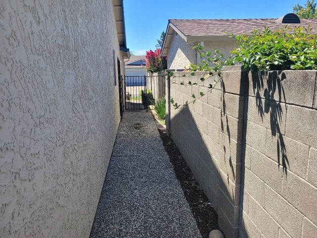 7407 Sunborough Ln, Sacramento, CA 95828