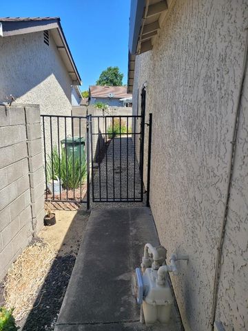 7407 Sunborough Ln, Sacramento, CA 95828