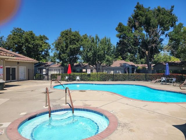 7407 Sunborough Ln, Sacramento, CA 95828