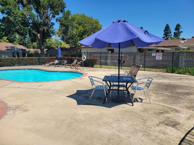 7407 Sunborough Ln, Sacramento, CA 95828