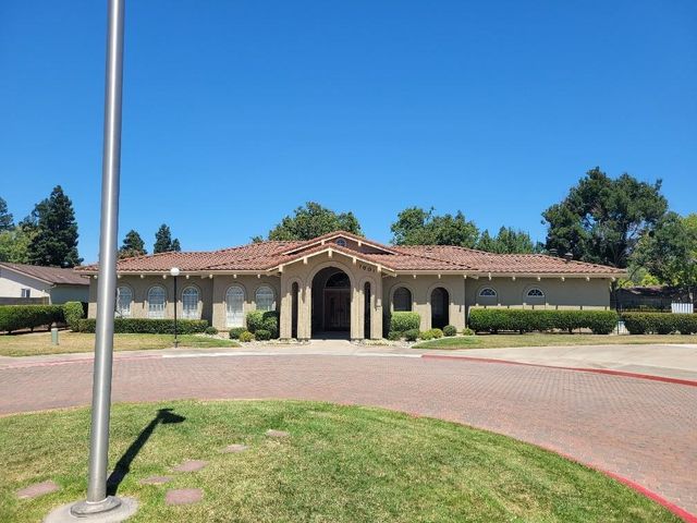 7407 Sunborough Ln, Sacramento, CA 95828