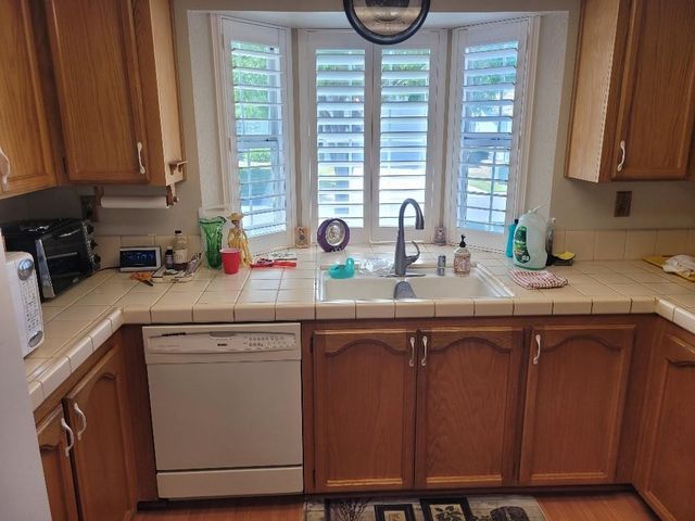 7407 Sunborough Ln, Sacramento, CA 95828