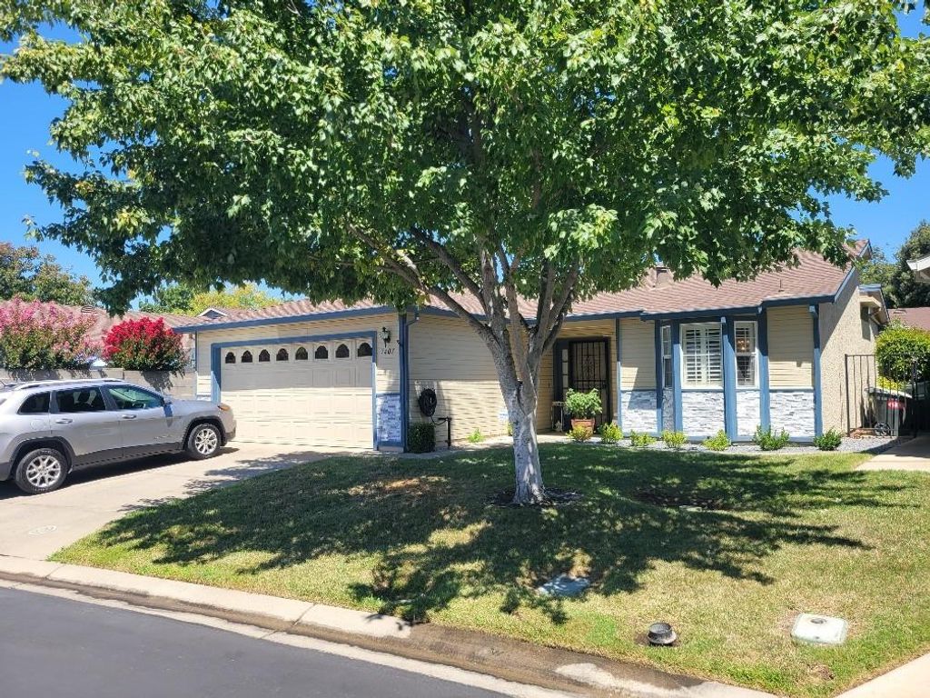7407 Sunborough Ln, Sacramento, CA 95828