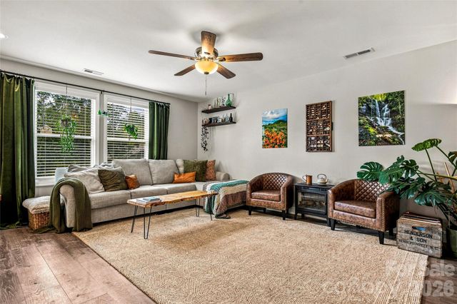 619 Edgewood Avenue, Hendersonville, NC 28792