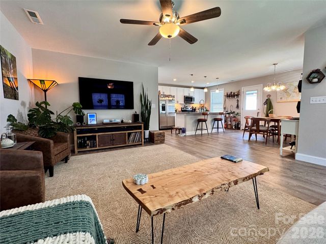 619 Edgewood Avenue, Hendersonville, NC 28792