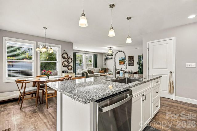 619 Edgewood Avenue, Hendersonville, NC 28792