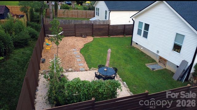 619 Edgewood Avenue, Hendersonville, NC 28792