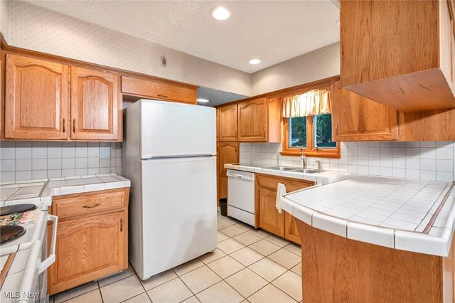 13792 Amodio Avenue NW, Uniontown, OH 44685