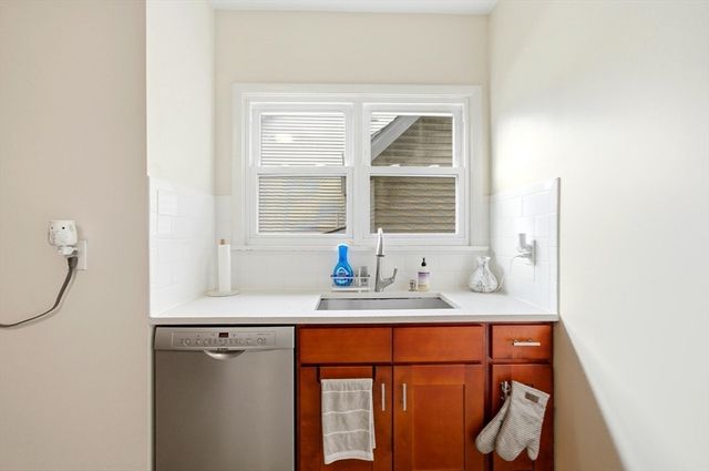 96 Glen St, Somerville, MA 02145