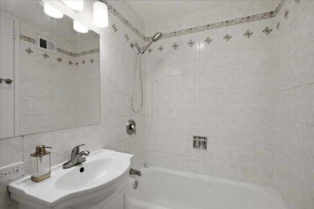 601 E 32ND Street 605, Chicago, IL 60616