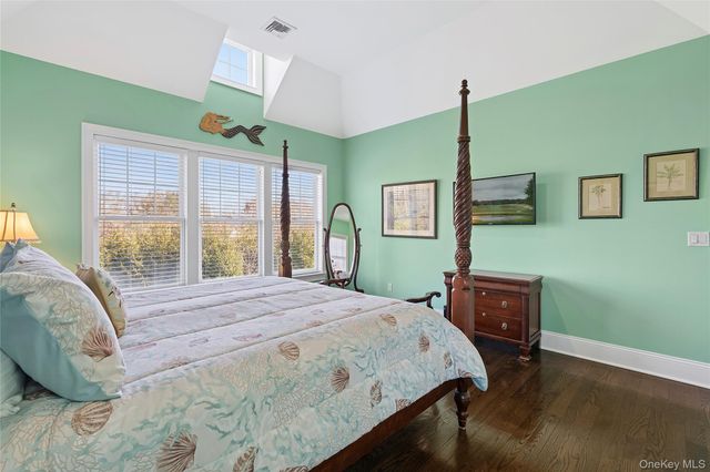 106 E Tiana Road, Hampton Bays, NY 11946