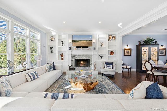 106 E Tiana Road, Hampton Bays, NY 11946