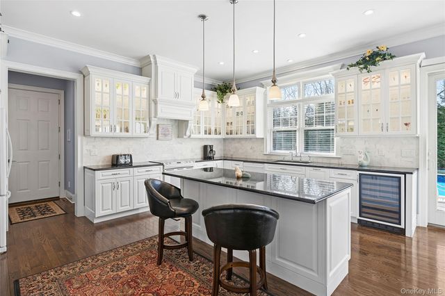 106 E Tiana Road, Hampton Bays, NY 11946