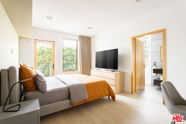 547 N Sweetzer Avenue 203, West Hollywood, CA 90048