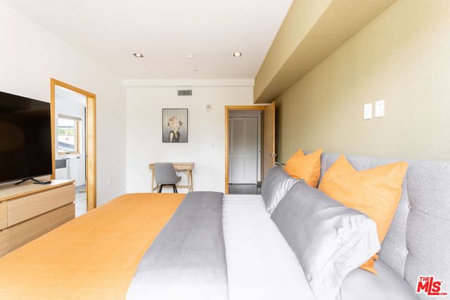 547 N Sweetzer Avenue 203, West Hollywood, CA 90048