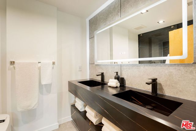 547 N Sweetzer Avenue 203, West Hollywood, CA 90048