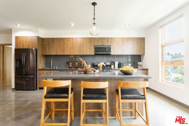 547 N Sweetzer Avenue 203, West Hollywood, CA 90048