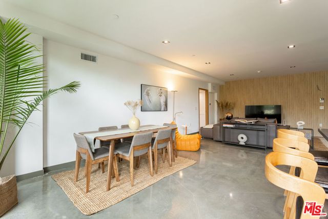 547 N Sweetzer Avenue 203, West Hollywood, CA 90048