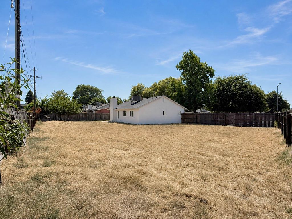 Image 16 of property listing at 519 Rosehill Drive, Chowchilla, CA 93610