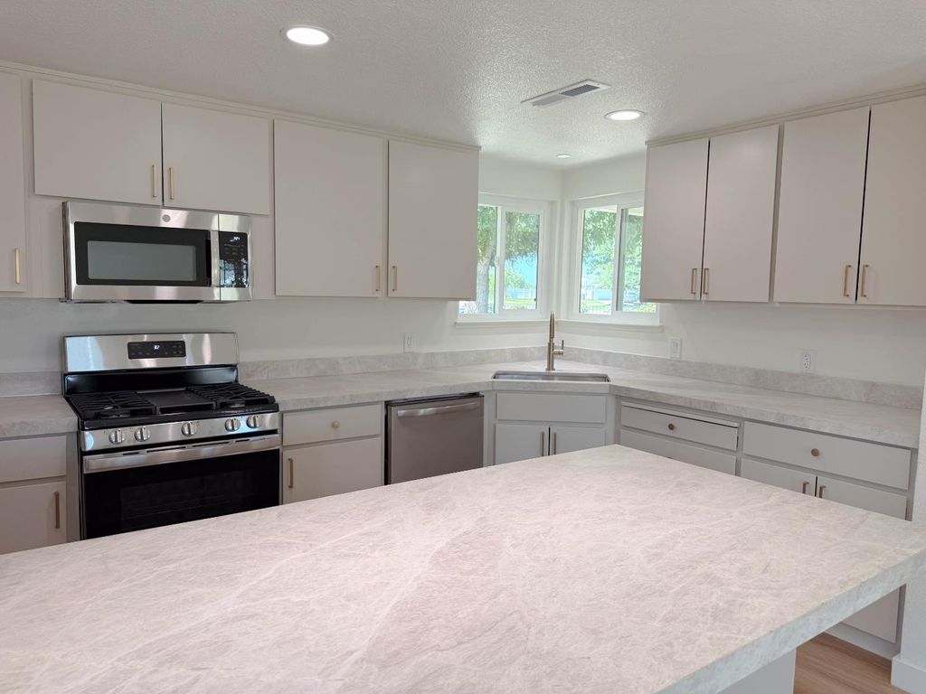 Image 3 of property listing at 519 Rosehill Drive, Chowchilla, CA 93610