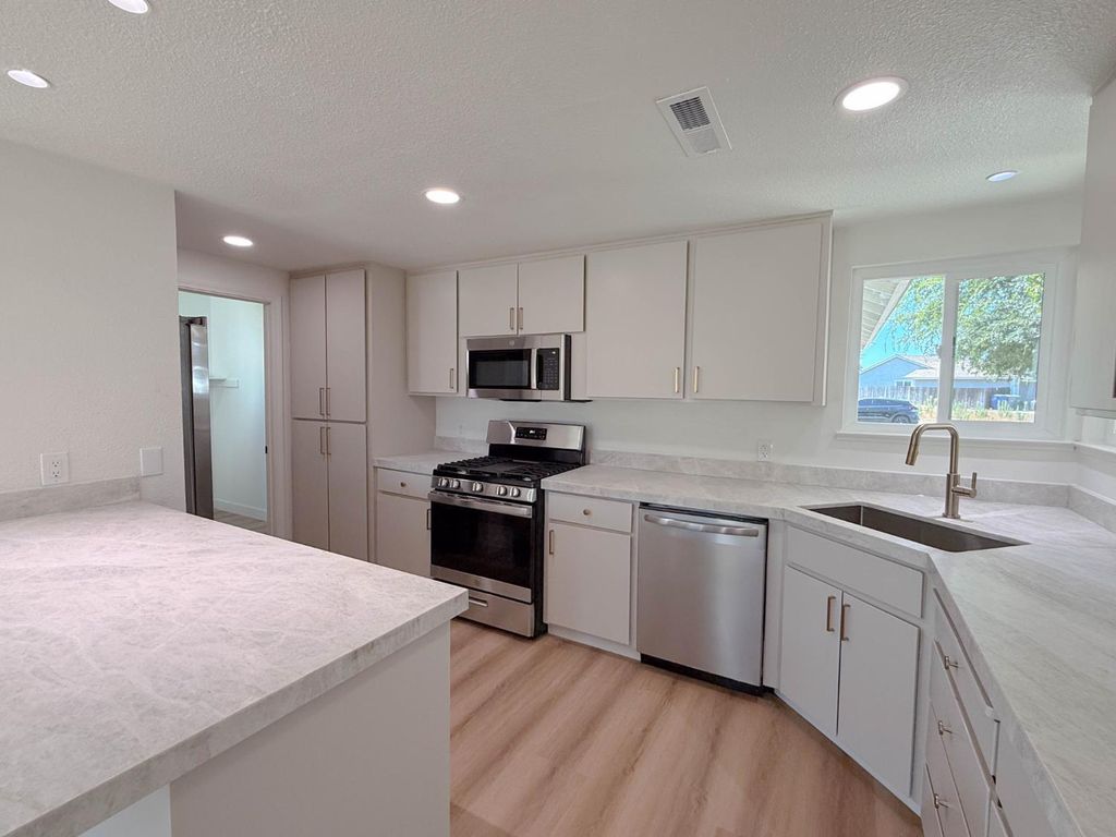 Image 4 of property listing at 519 Rosehill Drive, Chowchilla, CA 93610