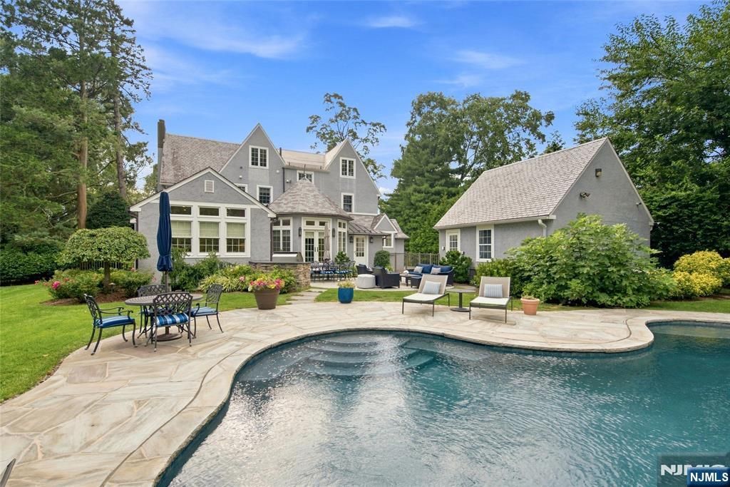 295 Hamilton Avenue, Glen Rock, NJ 07452