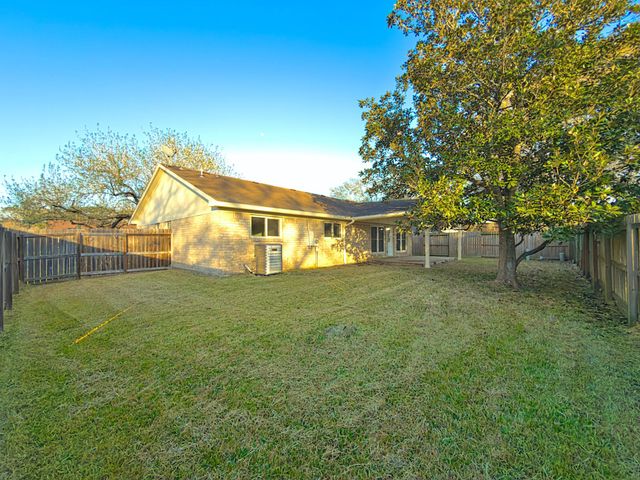 1618 Live Oak Hollow Street, Pearland, TX 77581