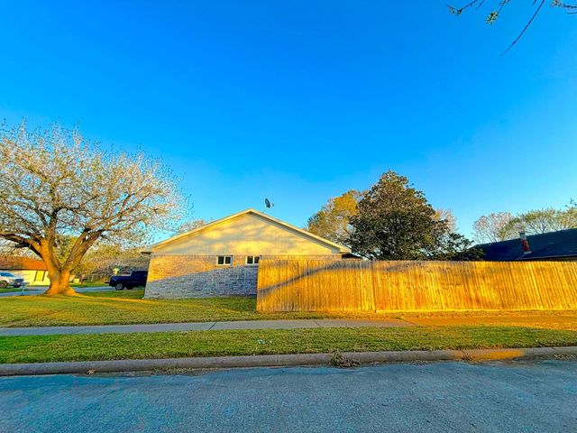 1618 Live Oak Hollow Street, Pearland, TX 77581