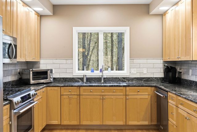 541 Bedford Road, New Boston, NH 03070