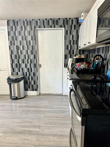 2003 E HUMPHREY ST, Tampa, FL 33604