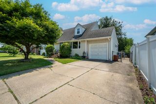 190 Fallwood Parkway, Farmingdale, NY 11735