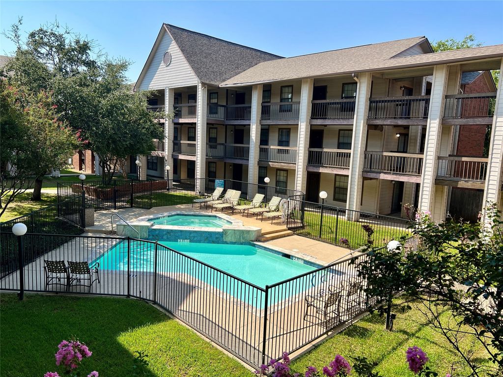 218 N Texas Boulevard 109, Denton, TX 76201