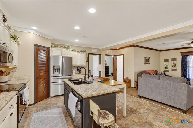 1298 County Road 425, Stockdale, TX 78160