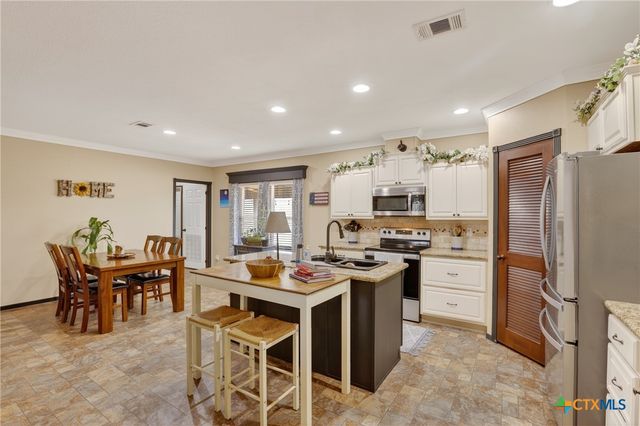 1298 County Road 425, Stockdale, TX 78160