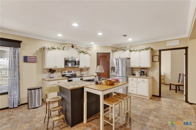1298 County Road 425, Stockdale, TX 78160