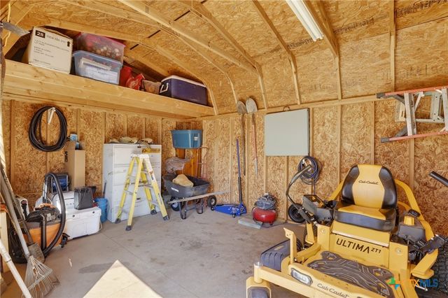1298 County Road 425, Stockdale, TX 78160