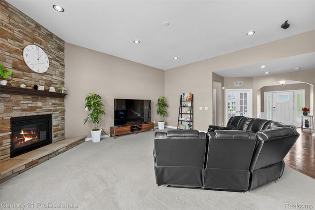 2083 Findley Circle, Orion Charter Township, MI 48360