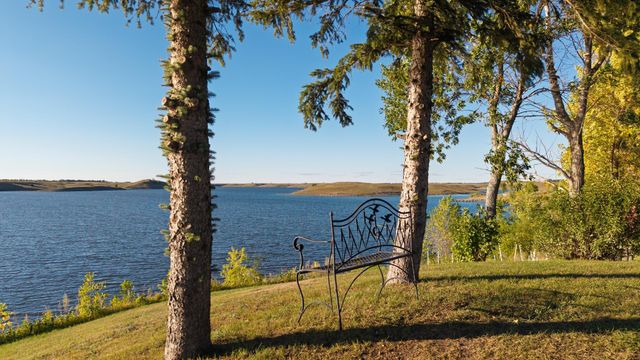 2981 E Lakeside Road, Jamestown, ND 58401