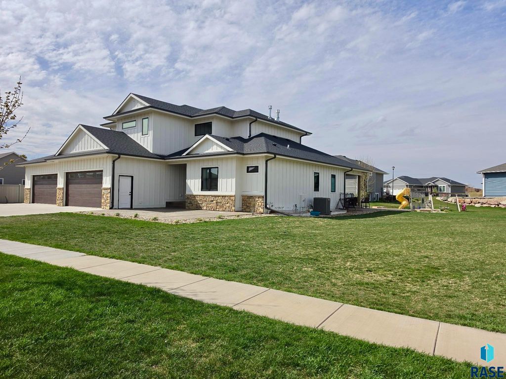 2816 E Sunflower Cir Circle, Brandon, SD 57005