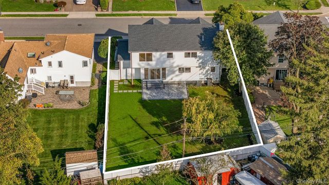 29 Melanie Lane, Syosset, NY 11791